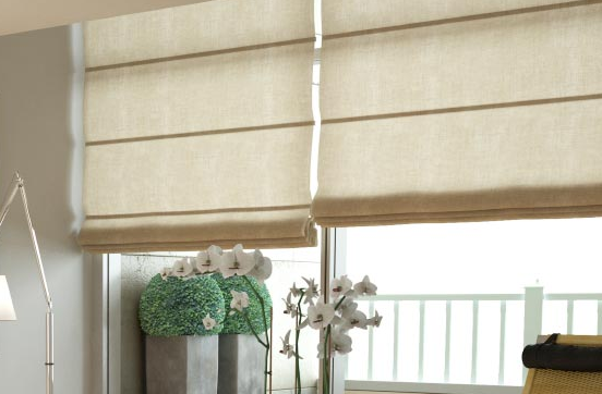 Flat Roman Shades สำหรับห้องนั่งเล่น