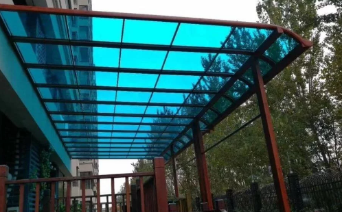 อะไรจะทำให้แผ่นโพลีคาร์บอเนต PC แตกง่าย?