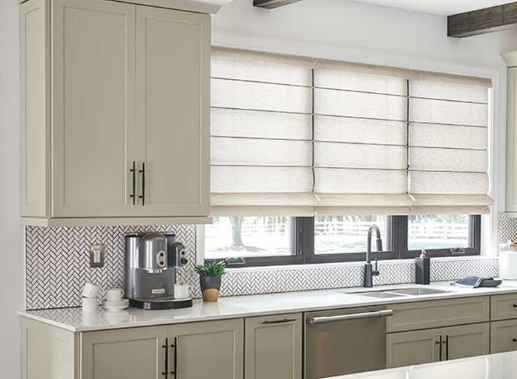 Flat Roman Shades สำหรับห้องนั่งเล่น